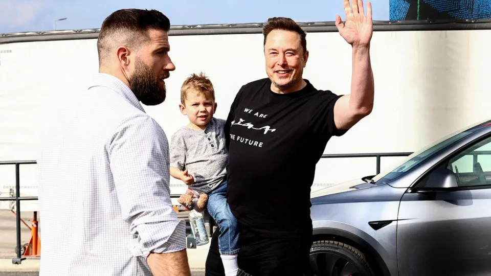 Elon Musk, CEO da Tesla, carrega seu filho X AE A-XII durante visita à fábrica da empresa em Gruenheide, perto de Berlim, Alemanha, no dia 13 de março de 2024.