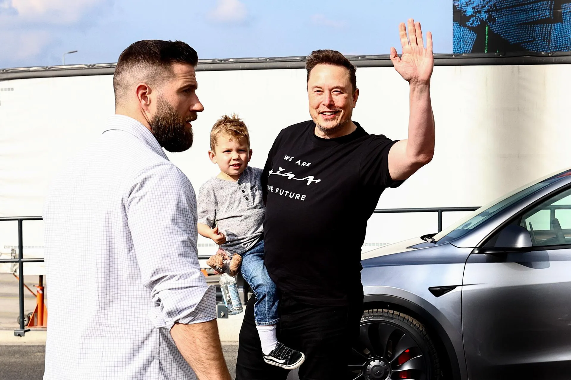 Elon Musk, CEO da Tesla, carrega seu filho X AE A-XII durante visita à fábrica da empresa em Gruenheide, perto de Berlim, Alemanha, no dia 13 de março de 2024.