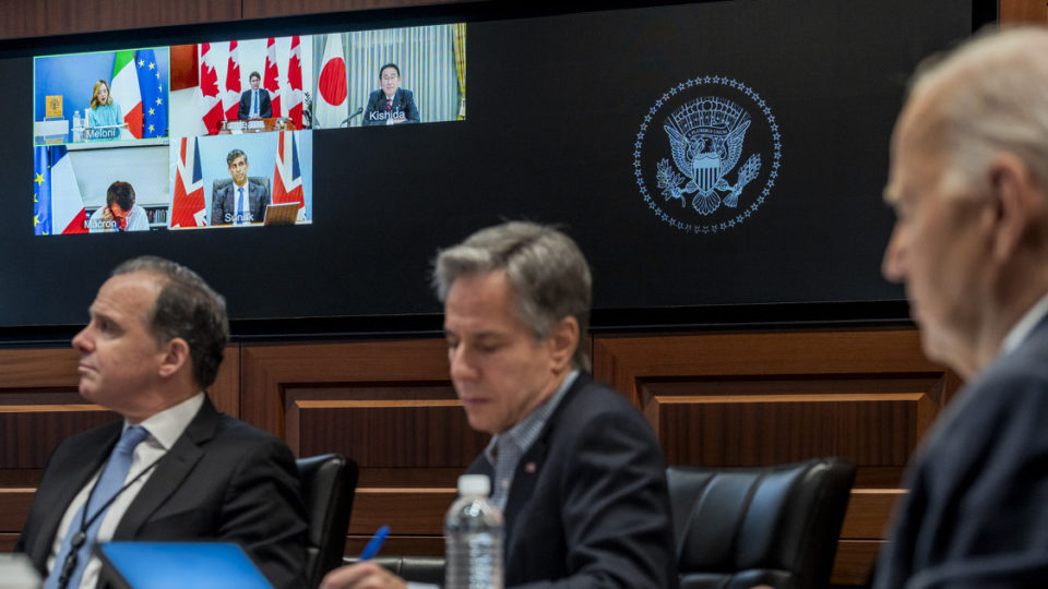 O presidente norte-americano Joe Biden (à direita) durante a reunião do G7 realizada neste domingo (14).