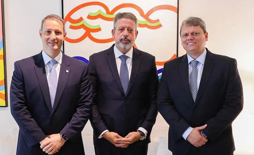 Tarcísio de Freitas (Republicanos) e Guilherme Derrite (PL) articulam com Arthur Lira (PP) a derrubada ao veto das saídas temporárias.