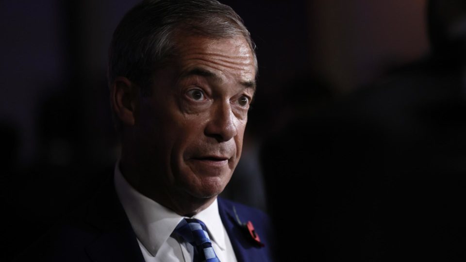 NIgel Farage, político e personalidade da TV no Reino Unido, estava no palco quando a polícia de Bruxelas chegou para encerrar o evento conservador. Foto de 2022.| Foto: EFE/EPA/ETIENNE LAURENT