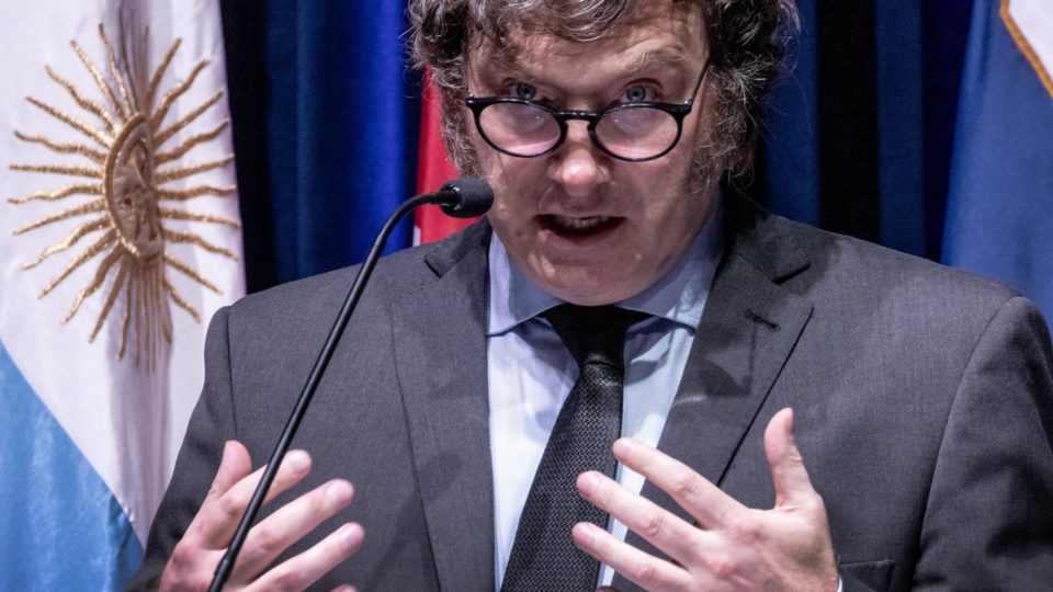 Governo Milei chama de “tentativa de golpe de Estado” protesto violento de esquerdistas na Argentina