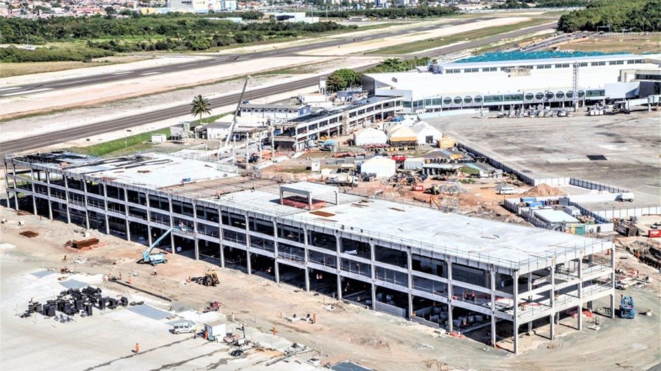 As reformas do Aeroporto de Salvador previstas para a Copa do Mundo 2014 ainda não foram concluídas.