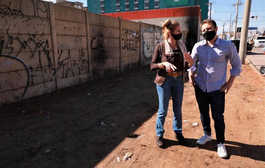 Membros da gestão municipal fiscalizam obra na avenida Voluntários da Pátria.