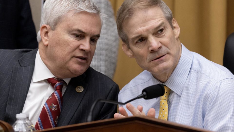 Comitê da Câmara dos EUA quer saber se governo Biden contribuiu com a censura no Brasil O presidente do Comitê Judiciário da Câmara, Jim Jordan (à direita). Jordan é deputado do Partido Republicano.