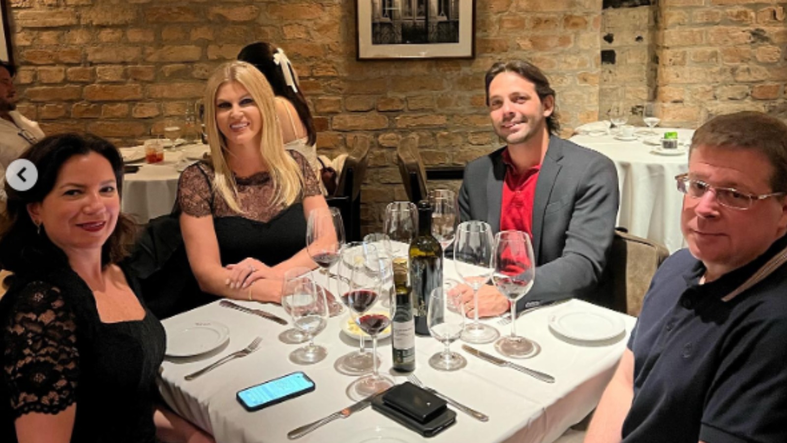 Airton Vieira(à direita) em jantar c om a esposa (na ponta esquerda) e a socialite Val Marchiori (Reprodução/Instagram) Airton Vieira(à direita) em jantar c om a esposa (na ponta esquerda) e a socialite Val Marchiori (Reprodução/Instagram)