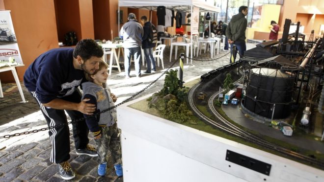 Aires com seu pai, Adonai Arruda Filho. | André Rodrigues/Gazeta do Povo