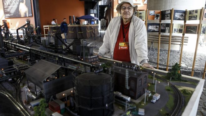 O artista José Baran, com sua maior maquete, a réplica da Siderúrgica Valene. | André Rodrigues/Gazeta do Povo