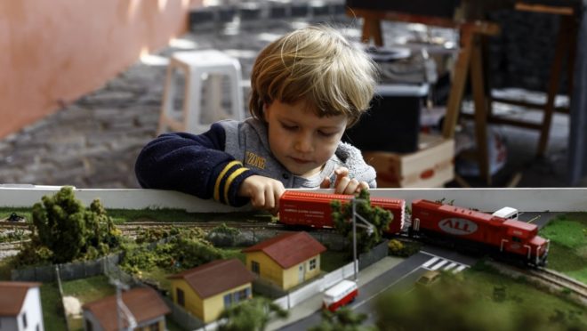 O pequeno Aires Arruma, de 4 anos, encantado com as maquetes. | André Rodrigues/Gazeta do Povo