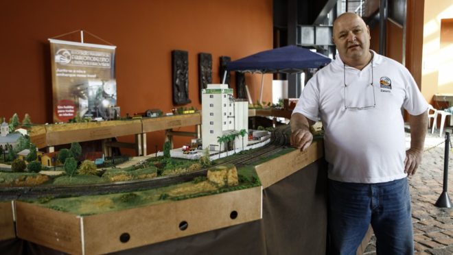 Erasto Rogério Zanetti está organizando o evento e posa ao lado de uma maquete modular, que pode ser desmontada para eventos. | André Rodrigues/Gazeta do Povo