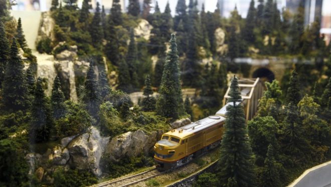 Diorama de montanhas rochosas feito por Balan. | André Rodrigues/Gazeta do Povo