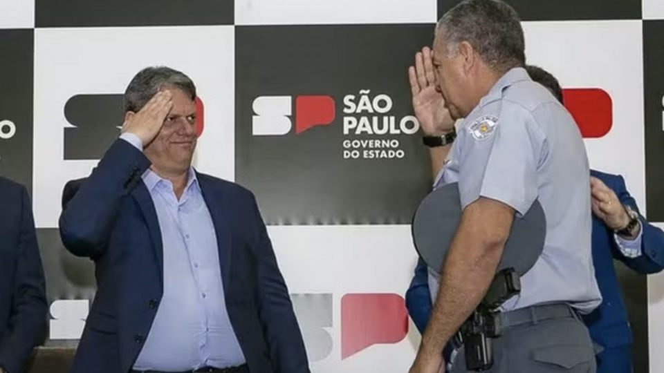 Tarcísio de Freitas (Republicanos) pretende aumentar poderes da Polícia Militar em São Paulo.