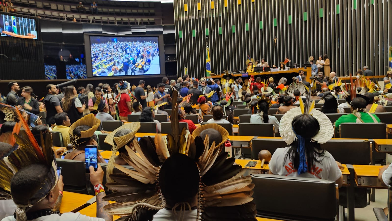 Indígenas lotaram o plenário da Câmara dos Deputados, durante sessão solene de homenagem aos 20 anos do Acampamento Terra Livre. A mobilização reúne cerca de 20 mil indígenas em Brasília durante uma semana.