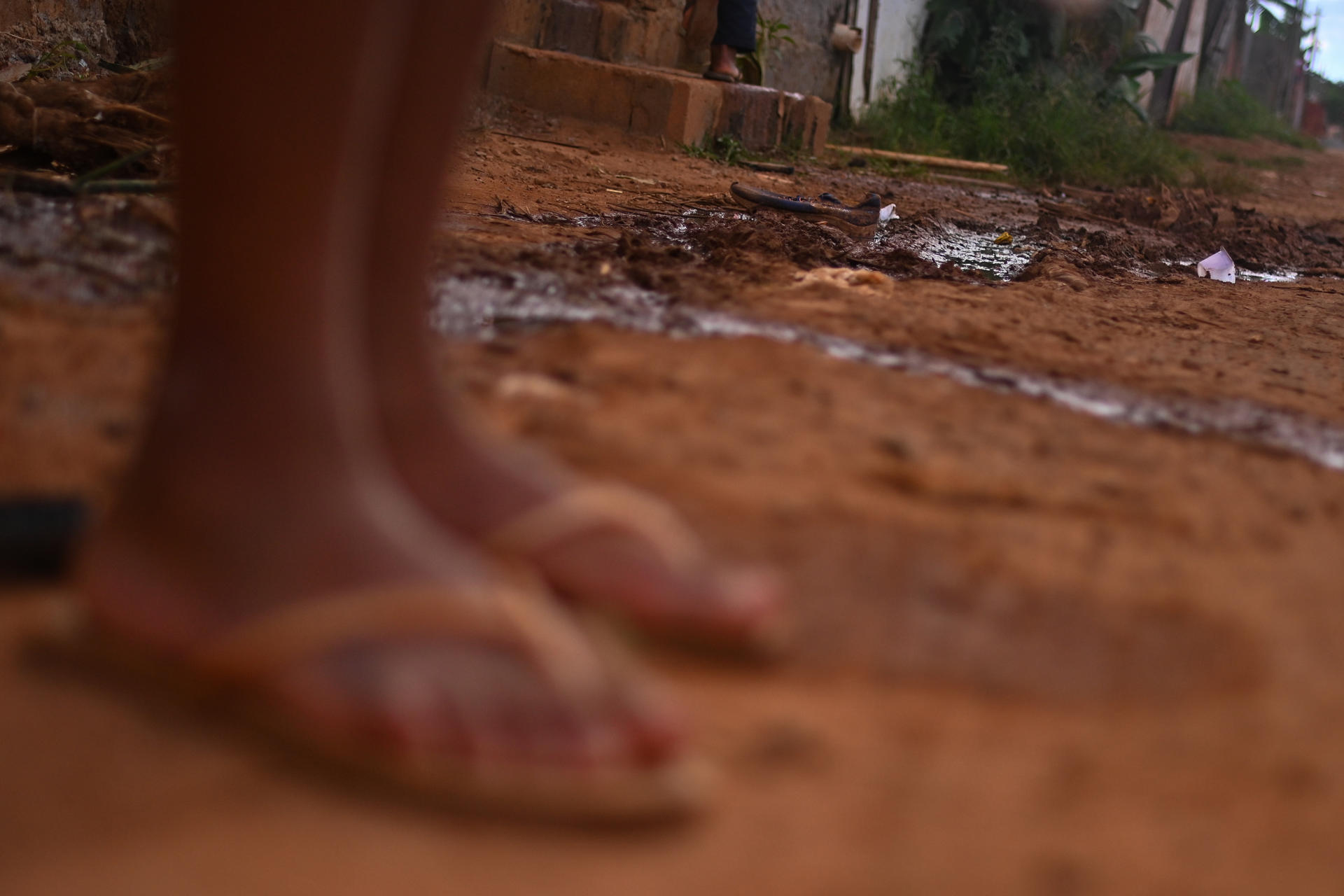 Comunidade sem saneamento básico em Santa Luzia, nas imediações do Distrito Federal. Foto de 10 de abril de 2024.