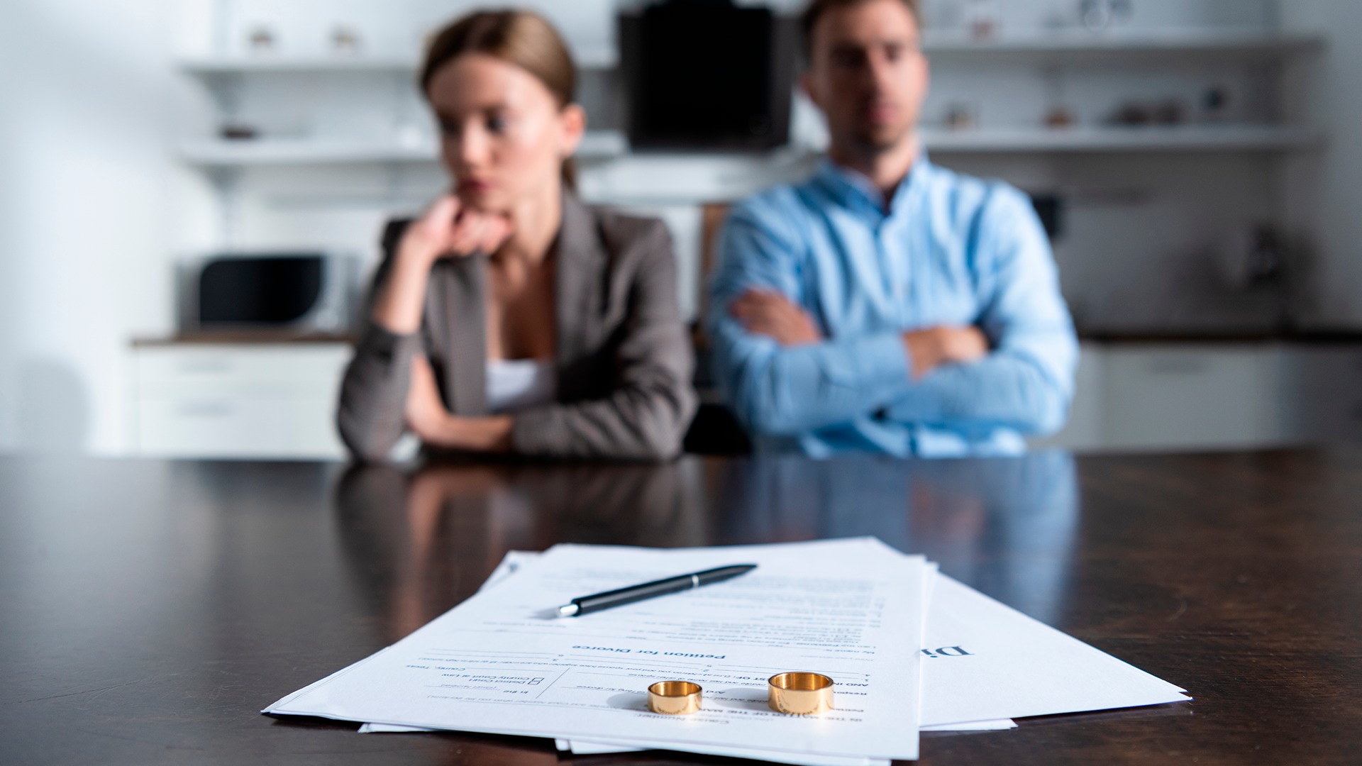 O processo de divórcio pode ocorrer de forma consensual (amigável) ou litigioso (não amigável)