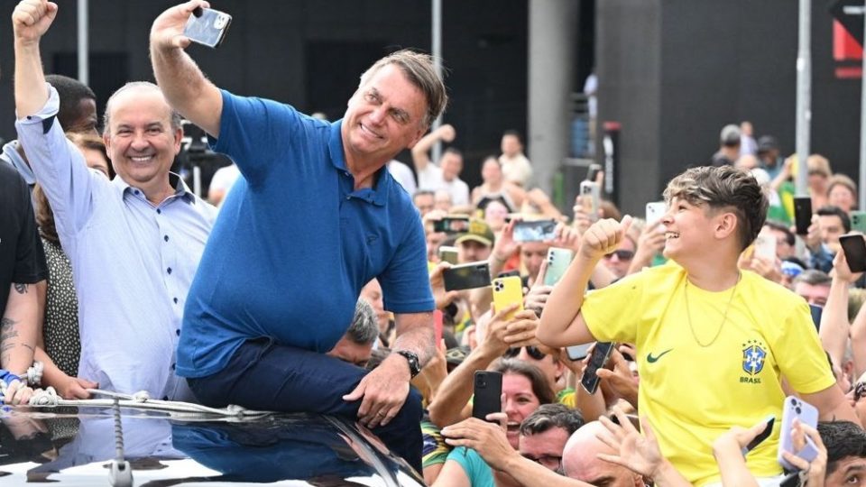 Ex-presidente Jair Bolsonaro (PL) foi recebido por apoiadores em SC.