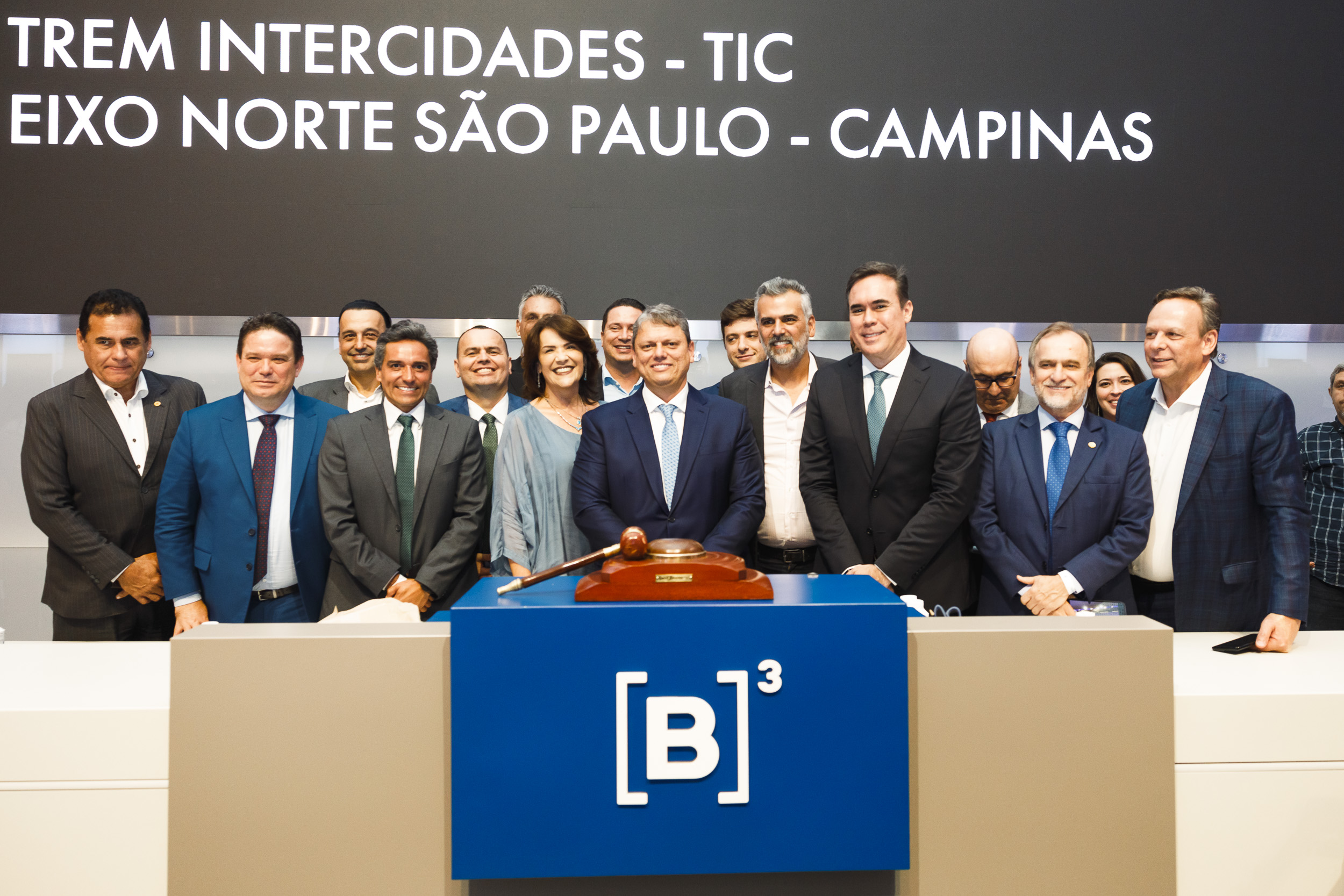 O governador Tarcísio de Freitas no leilão do Trem Intercidades na Bolsa de Valores, a B3