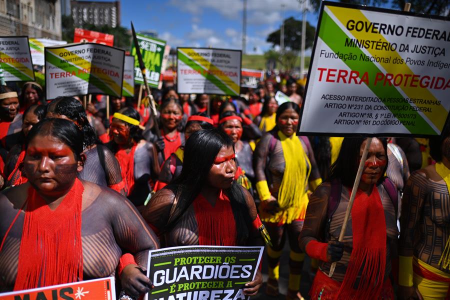 Manifestação indígena em Brasília pede demarcação de terras.