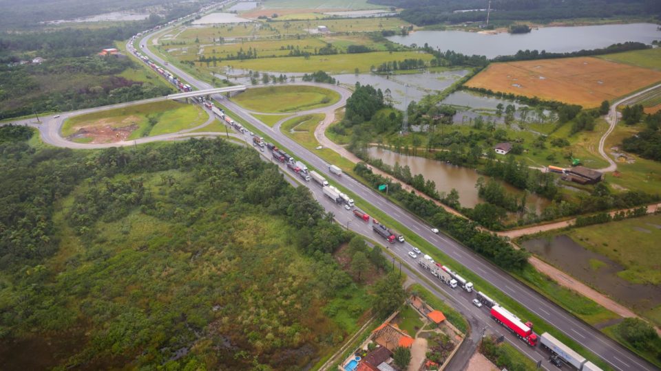 Fila por causa do bloqueio da rodovia BR-101, em Santa Catarina, chegou a 30 quilômetros