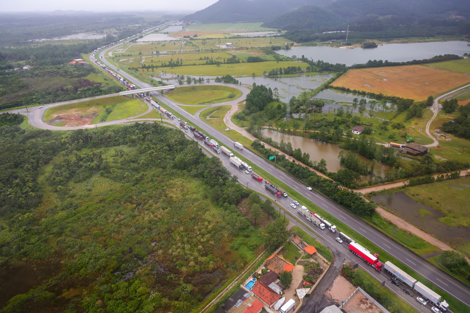 Fila por causa do bloqueio da rodovia BR-101, em Santa Catarina, chegou a 30 quilômetros
