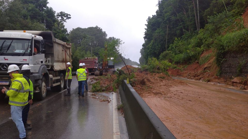 Deslizamento de terra na BR-101 ocorreu num domingo e pista foi totalmente liberada apenas na sexta-feira seguinte.