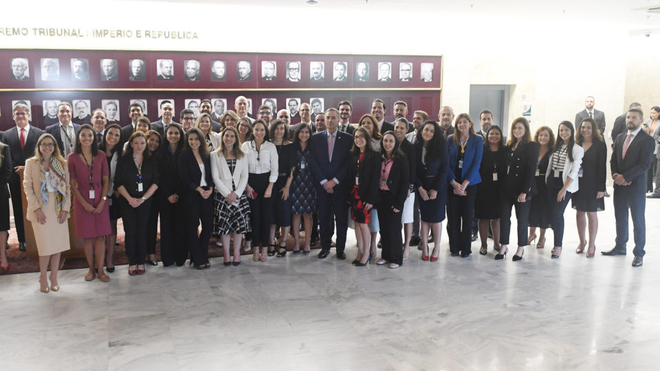 Posse dos secretários e assessores da Presidência do STF. Victor Carnevalli Durigan aparece atrás do ministro Barroso, acima do seu ombro esquerdo