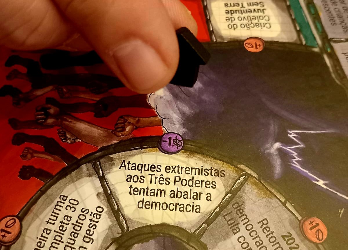 Criado pela Mundukide, uma ONG do País Basco parceira do MST, o brinquedo está à venda na internet pelo preço nada solidário de R$ 250.