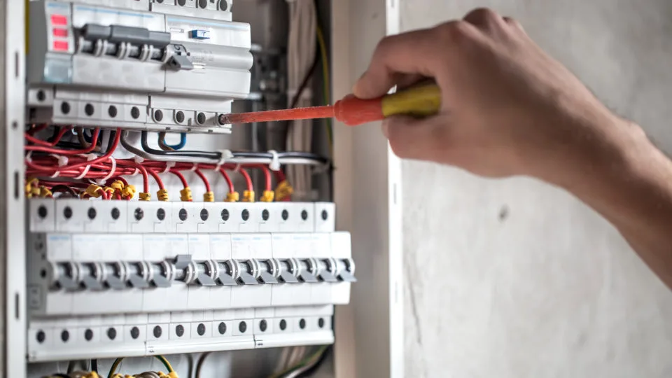 Surtos elétricos acontecem quando uma grande descarga alcança uma rede elétrica
