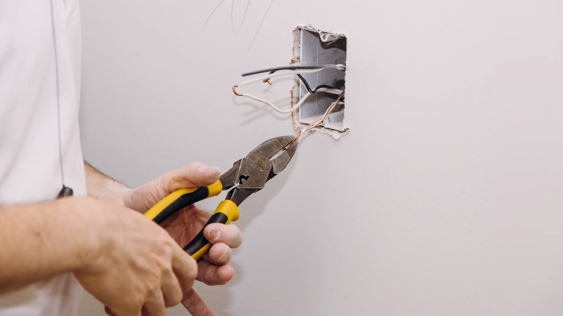 A caixa de passagem elétrica garante a segurança e funcionalidade da sua obra.