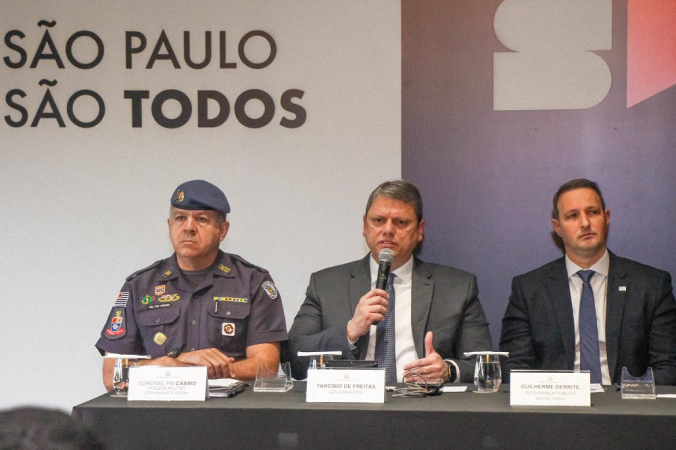 O comandante-geral da PM, Cássio Araújo de Freitas, o governador de São Paulo, Tarcísio de Freitas (ao centro), e o secretário de Segurança Pública, Guilherme Derrite (à direita)