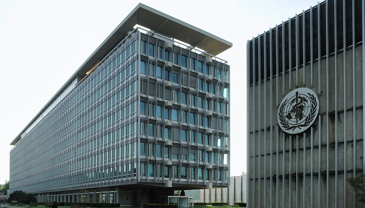 Sede da Organização Mundial da Saúde, em Genebra, Suíça. A OMS reverteu discretamente posições anteriores sobre uso generalizado de máscaras para doenças transmitidas pelo ar, como a Covid.