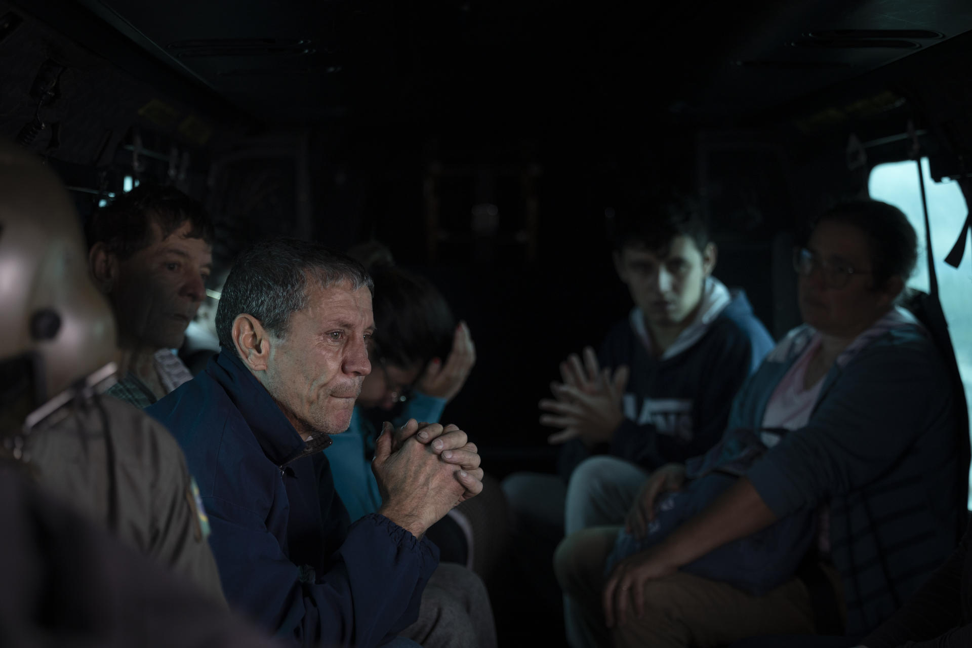 Resgate do exército em Canoas, no Rio Grande do Sul: ao todo, 380 mil unidades consumidoras estão sem luz. Brasil importa energia do Uruguai para tentar minimizar impacto.