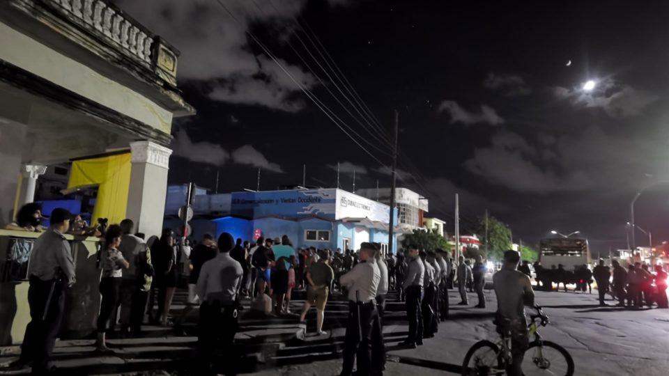 Protesto contra a falta de energia elétrica e de alimentos, durante a noite de 30 de setembro de 2022, em Havana, Cuba.