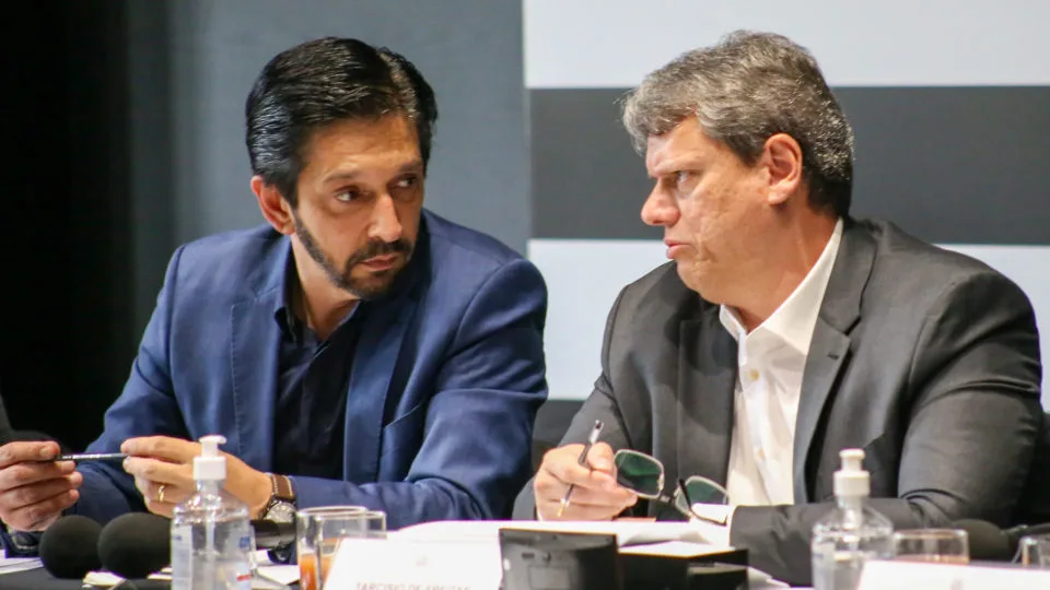 Tarcísio de Freitas (Republicanos) e Ricardo Nunes (MDB) turbinam programa de moradias populares.