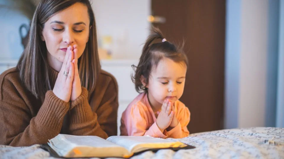 Tradicionalmente o colocar a criança para dormir é tarefa da mãe. E este é o momento que muitas crianças aprendem a fazer suas orações.