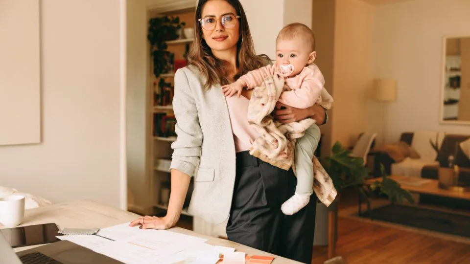 A partir da segunda onda do feminismo com a busca pelos direitos reprodutivos, a maternidade e a vida doméstica passam a configurar um atraso na vida da mulher