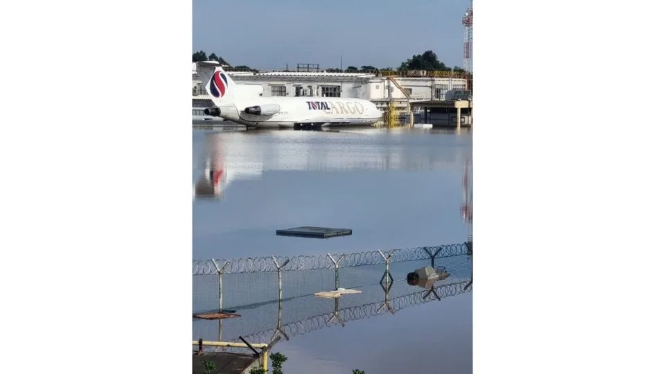 Aeroporto de Porto Alegre inundado após fortes chuvas que atingem o Rio Grande do Sul.