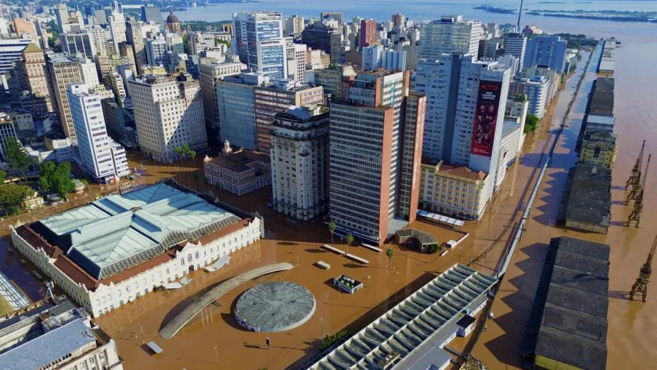Porto Alegre vive sua pior enchente com diversos bairros alagados.