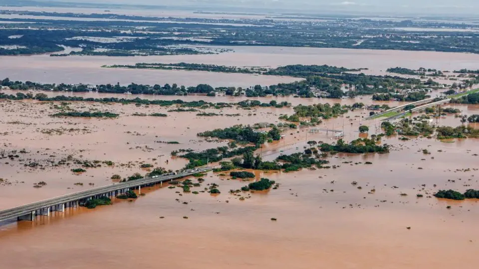Vista aérea da inundação do Rio Guaíba na região metropolitana de Porto Alegre durante a enchente de maio.