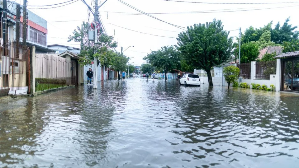 Cerca de 60% da cidade de Canoas (RS) foi atingida por chuvas e enchentes