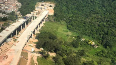 Em 2015, as obras do Rodoanel norte funcionavam a todo vapor, mas ficaram paralisadas por seis anos após a rescisão do contrato