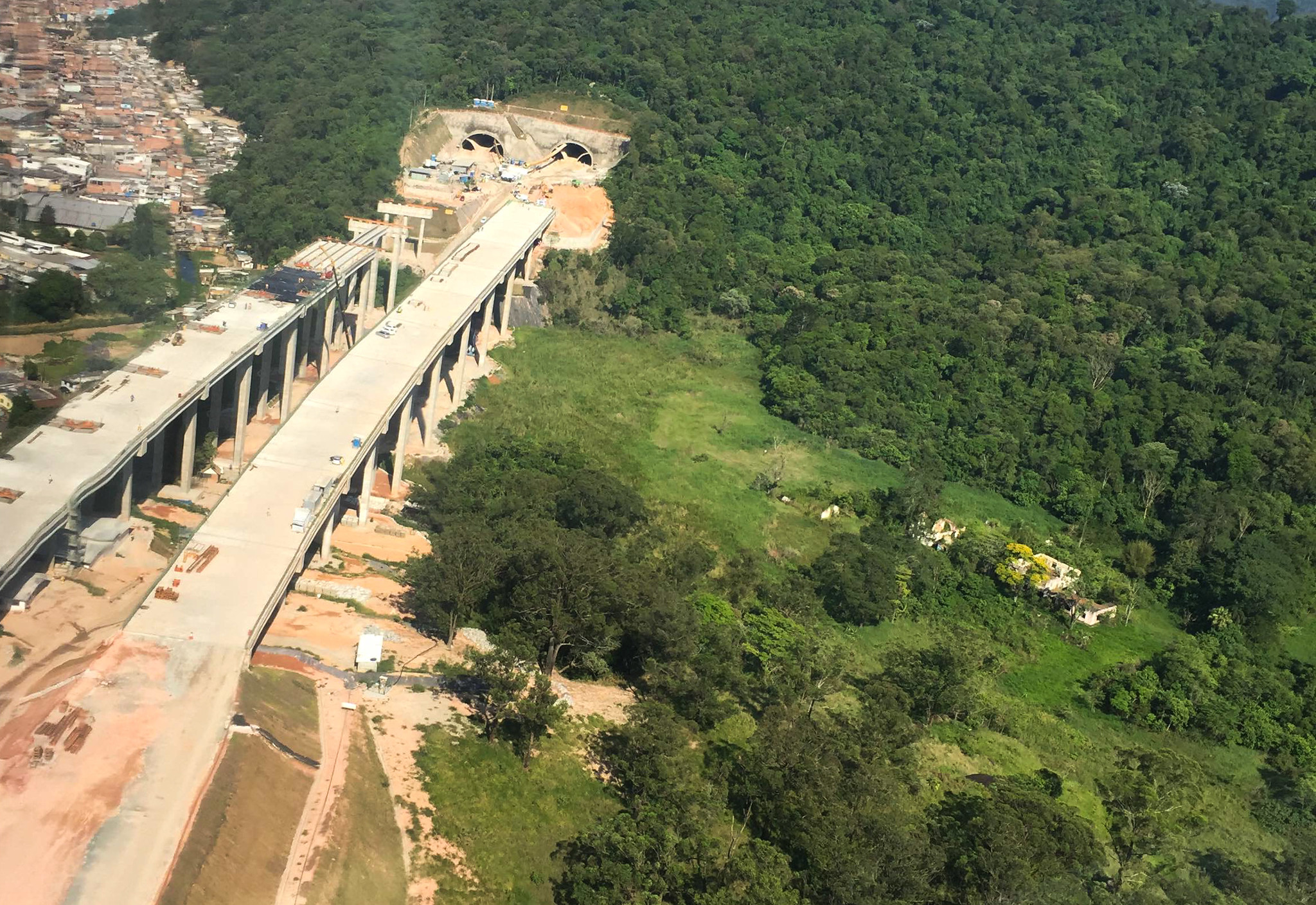 Em 2015, as obras do Rodoanel norte funcionavam a todo vapor, mas ficaram paralisadas por seis anos após a rescisão do contrato