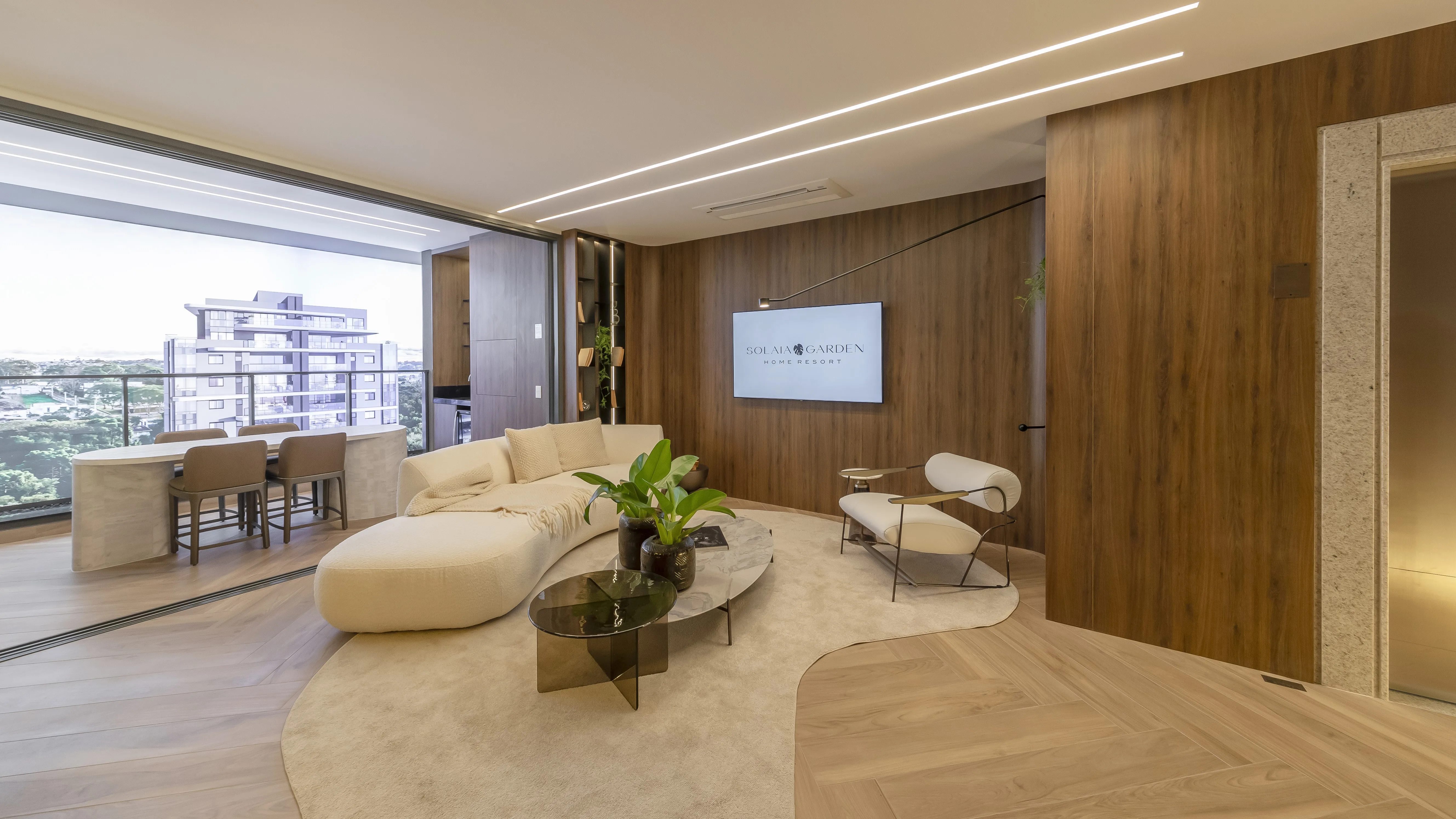 Os acabamentos escolhidos para o apartamento decorado trazem uma formatação arredondada para o mobiliário, o que gera uma sensação maior de conforto e modernidade.