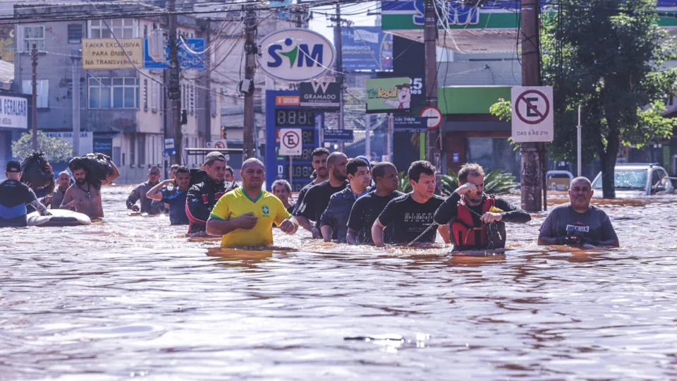 Resgate dos moradores na zona norte de Porto Alegre.  