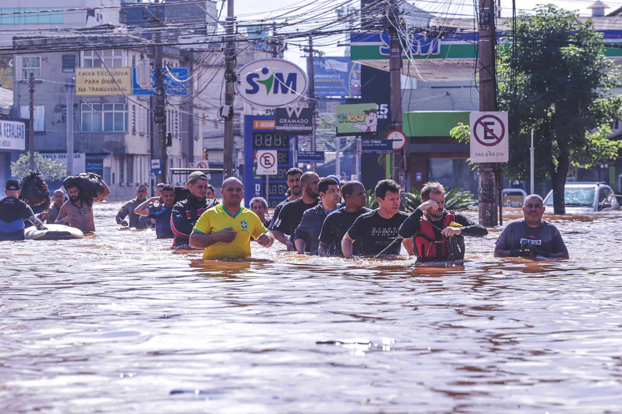 Resgate dos moradores na zona norte de Porto Alegre.  