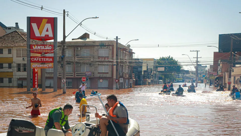 Porto Alegre, RS, Brasil 6/5/2024: Seguem as operações de resgate de moradores dos bairros Humaitá e Navegantes, no Viaduto José Eduardo Utzig, zona norte da capital.