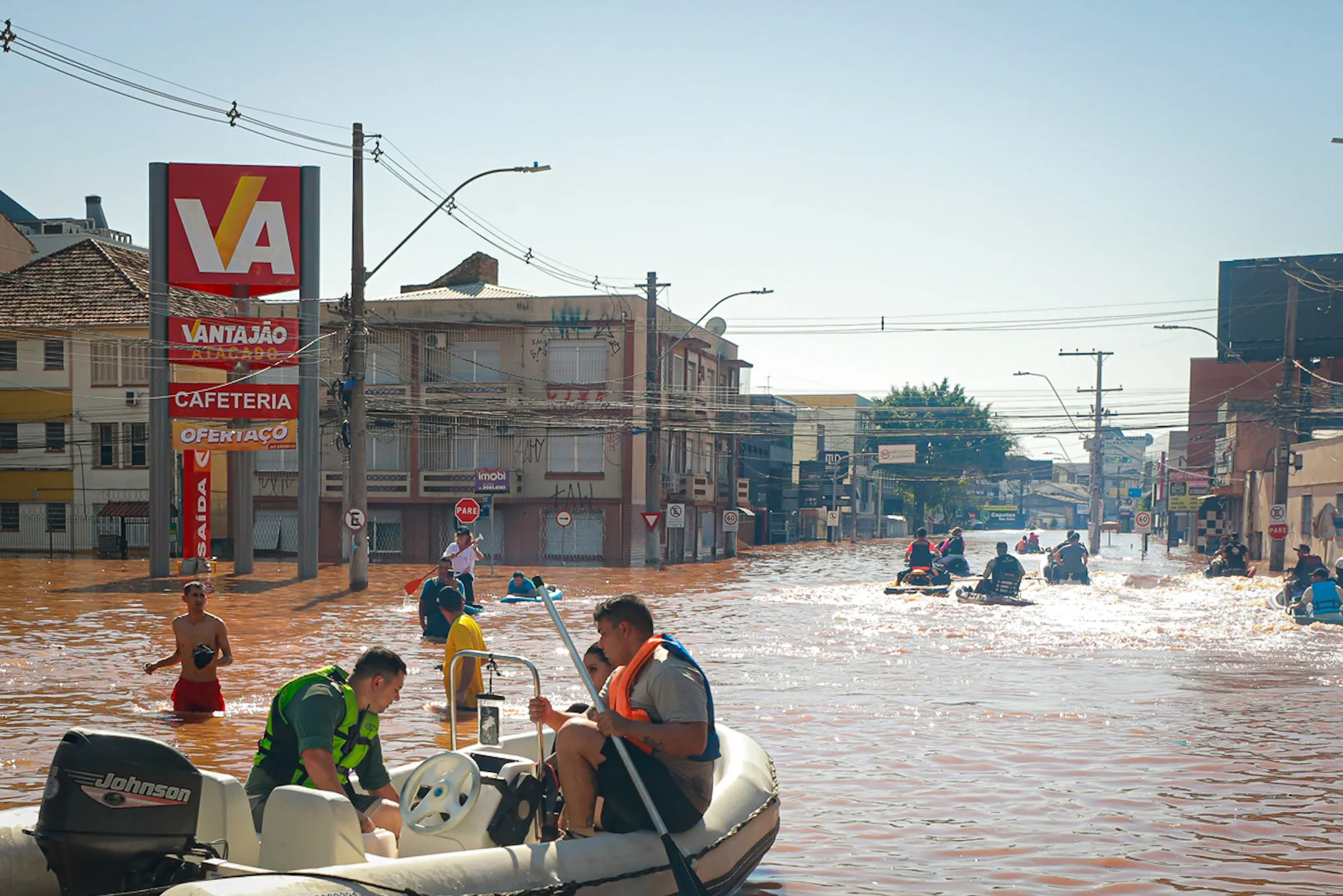 Porto Alegre, RS, Brasil 6/5/2024: Seguem as operações de resgate de moradores dos bairros Humaitá e Navegantes, no Viaduto José Eduardo Utzig, zona norte da capital.