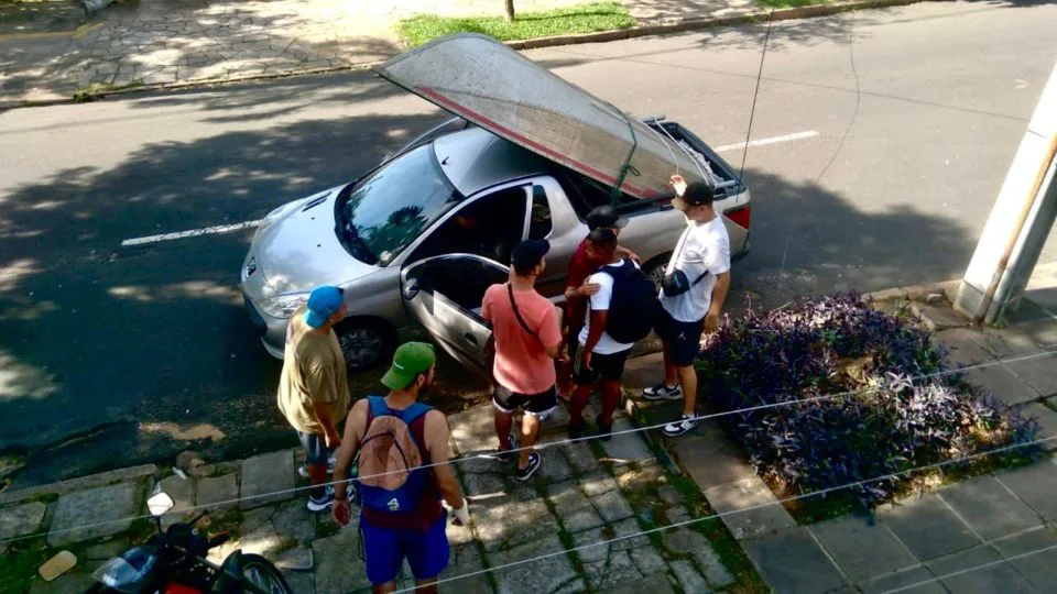 Amigos pegaram uma picape e saíram pelas ruas da cidade de Porto Alegre (RS) para ajudar moradores. 