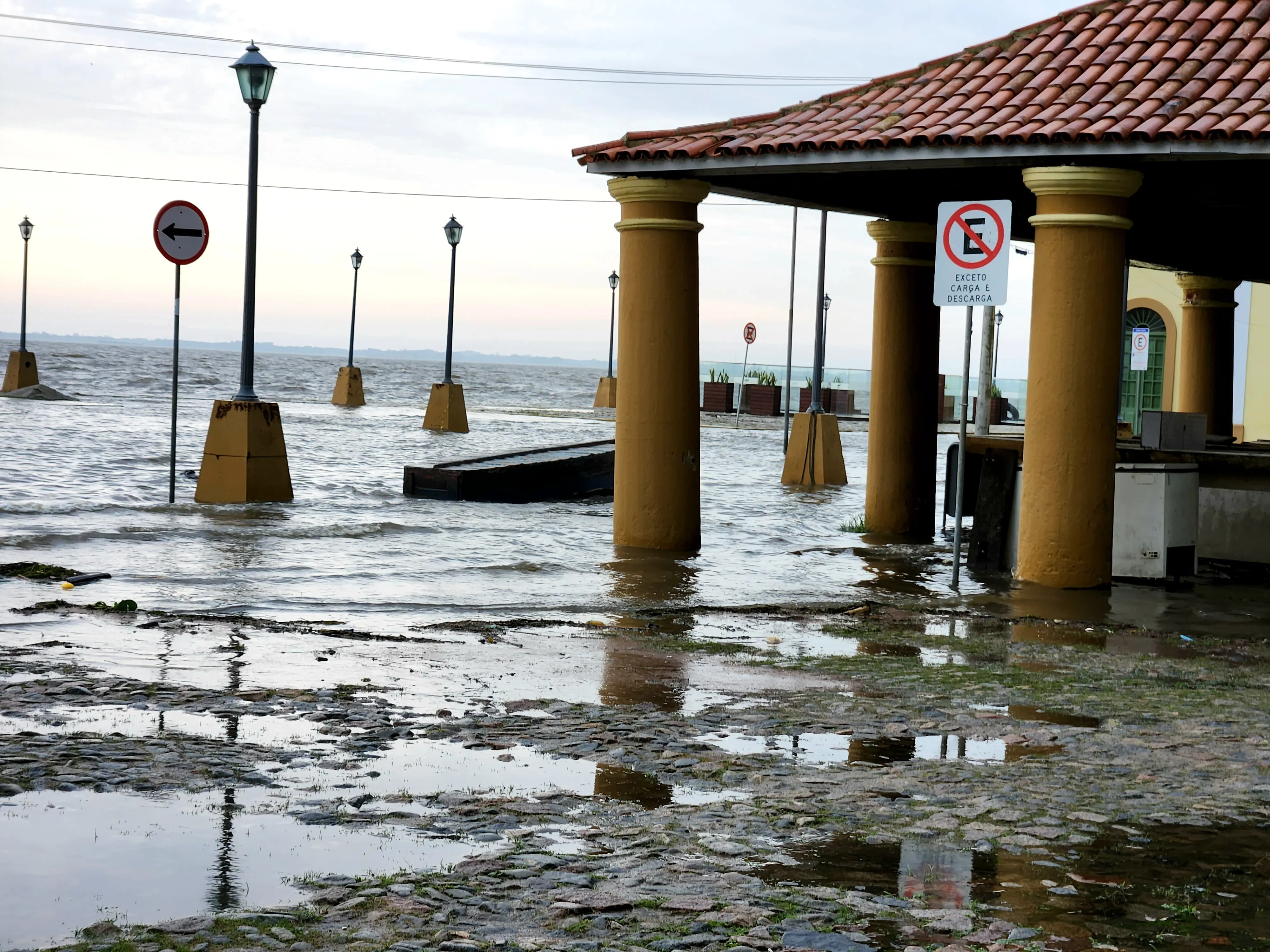 Alagamentos em Rio Grande no fim da tarde de terça-feira (7).