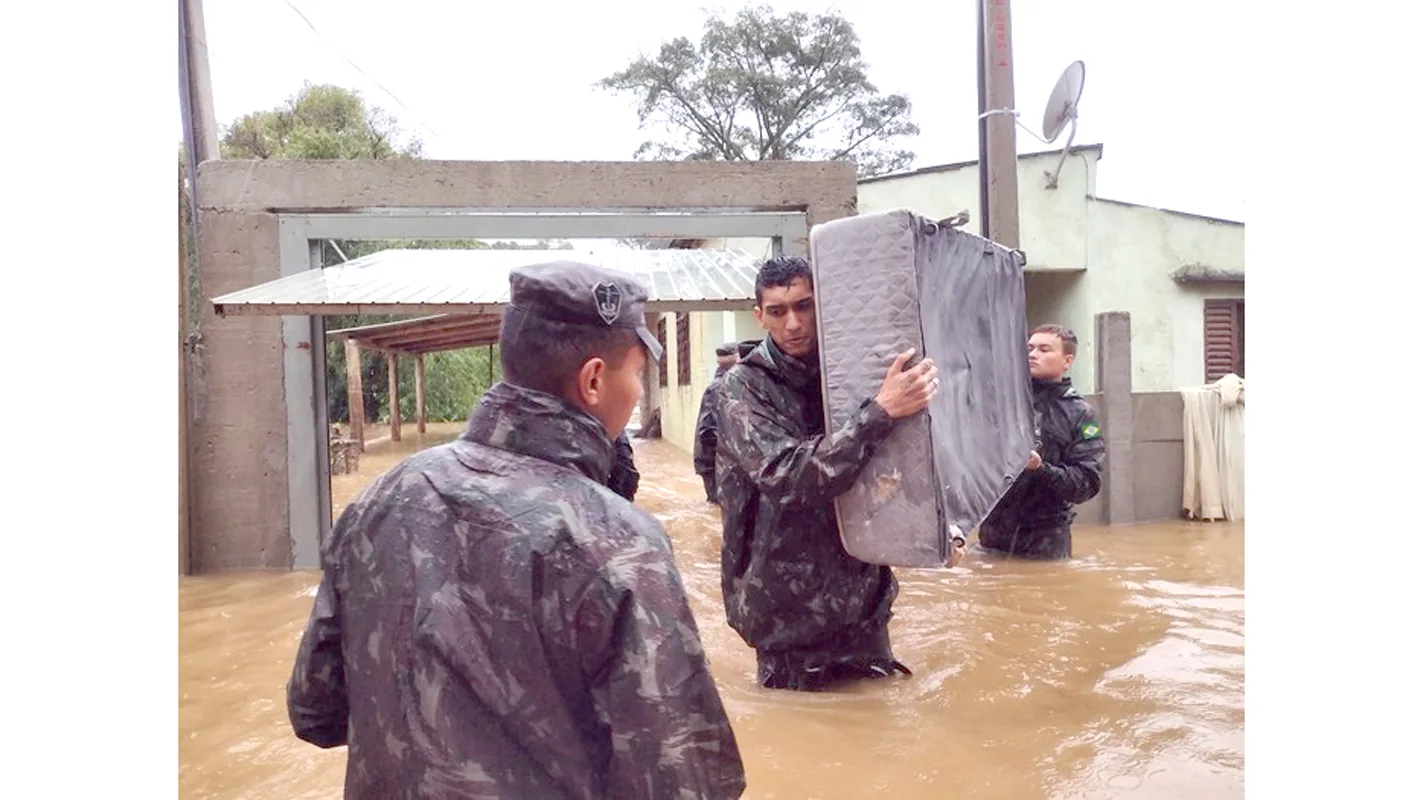 Cerca de 12 mil militares participaram de aproximadamente 52 ações de resgate, segundo os dados da Operação Conjunta Taquari II.
